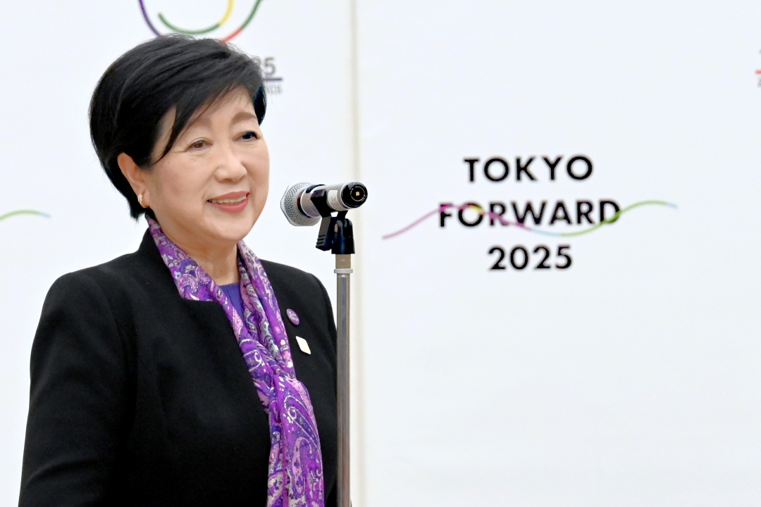 笑顔で挨拶する小池知事