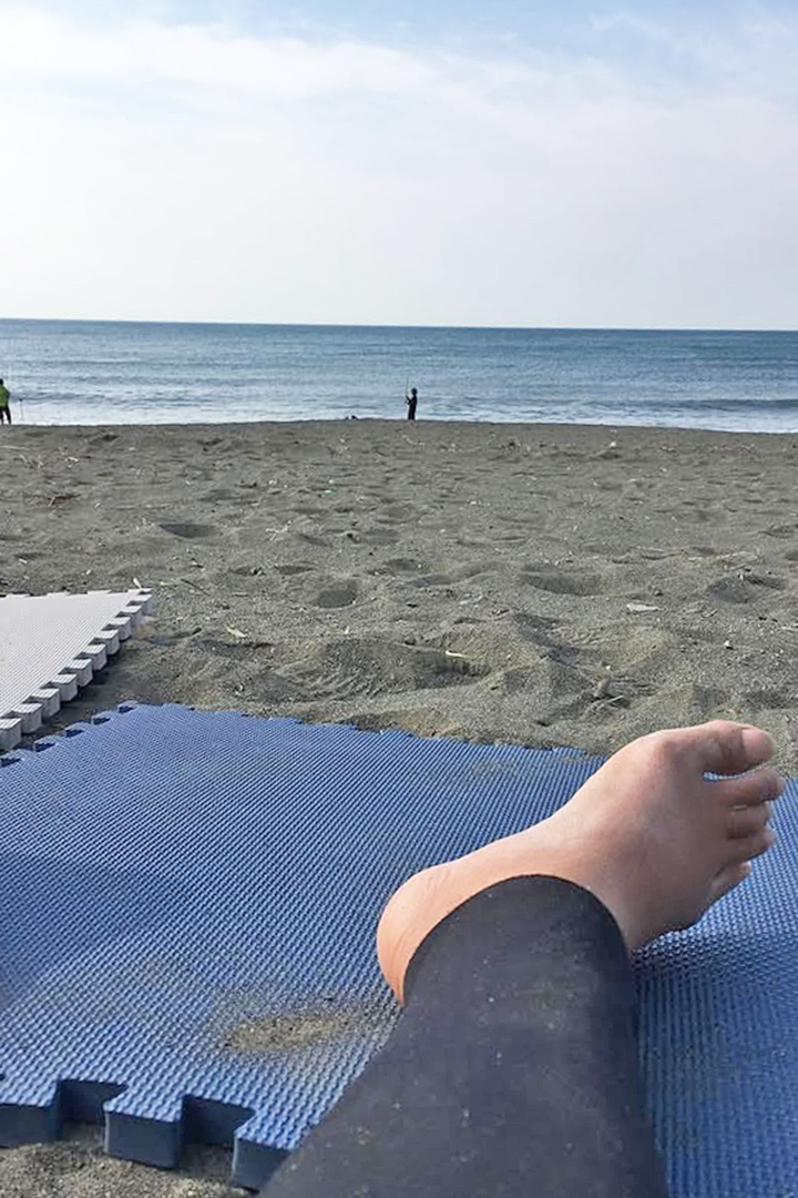 砂浜の上に、クッションフロアがあります。