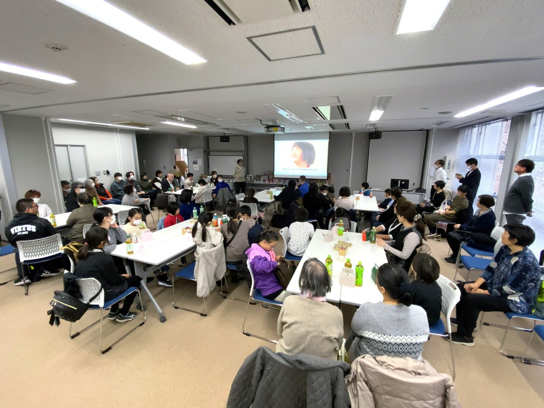 会場には6つのテーブルに各6人ほど、さらに部屋の周りに見学者も10人以上見える