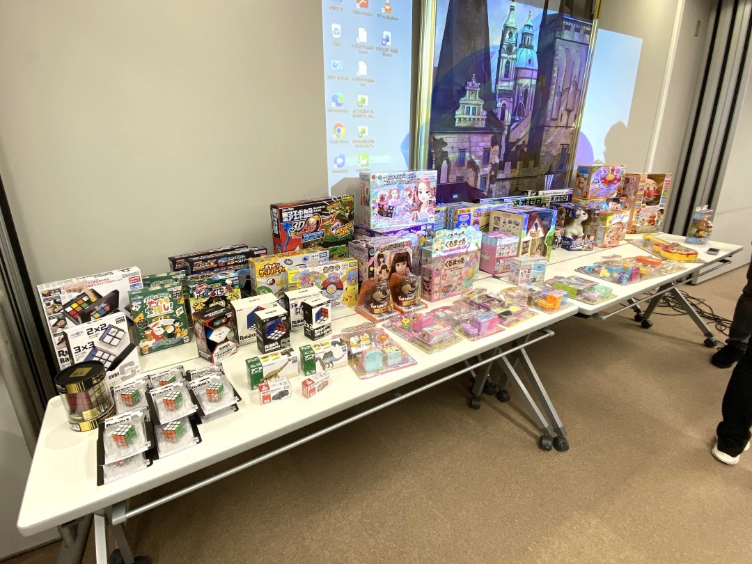 テーブルの上にはルービックキューブやおままごと用のおもちゃ、アンパンマンのグッズなどが並んでいる