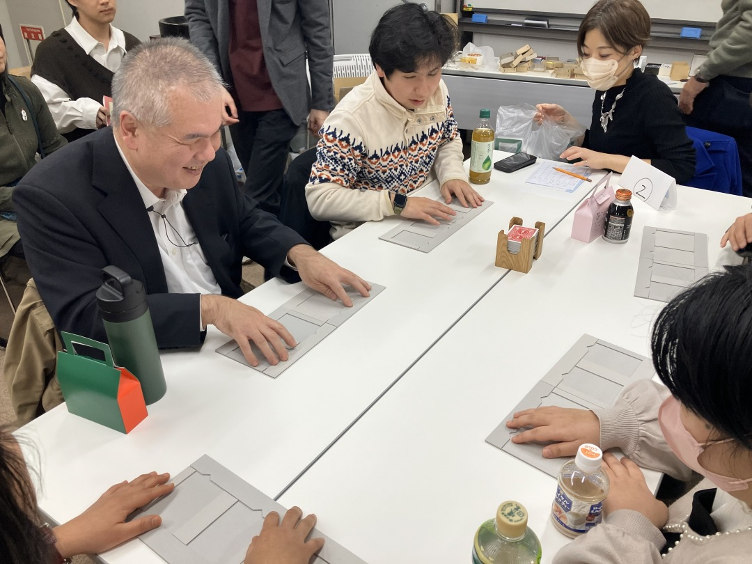 カードを置くためのボードを触って確かめる参加者