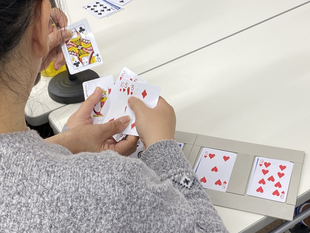 ある参加者の手札には、ジョーカーと10が入っている