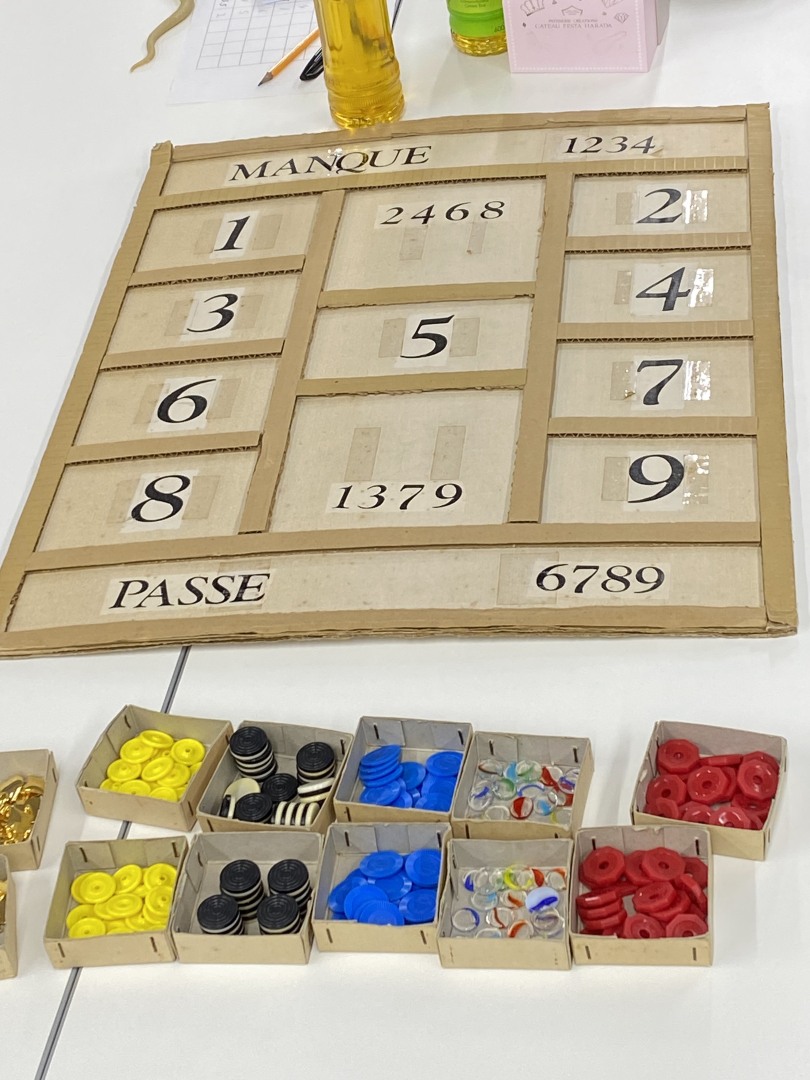 段ボールで作られたボードはチップを置く各エリアに区切られている