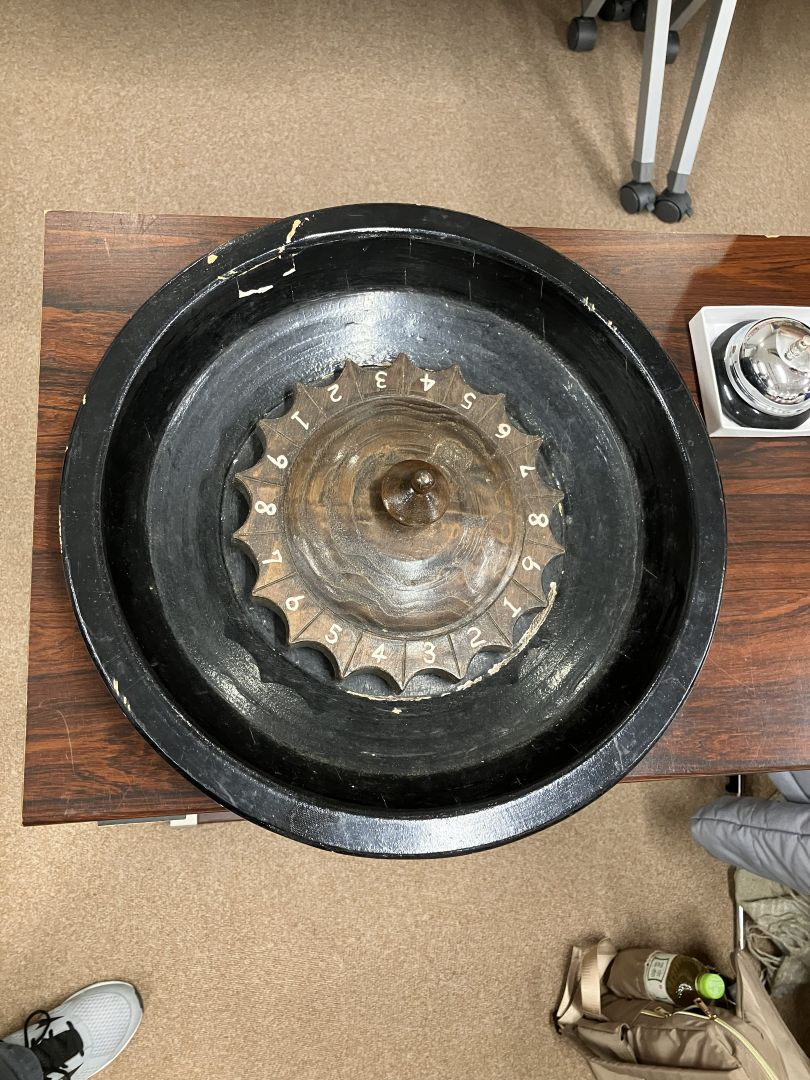 黒いお盆の中心にくぼみがたくさんついた円盤状のパーツがある