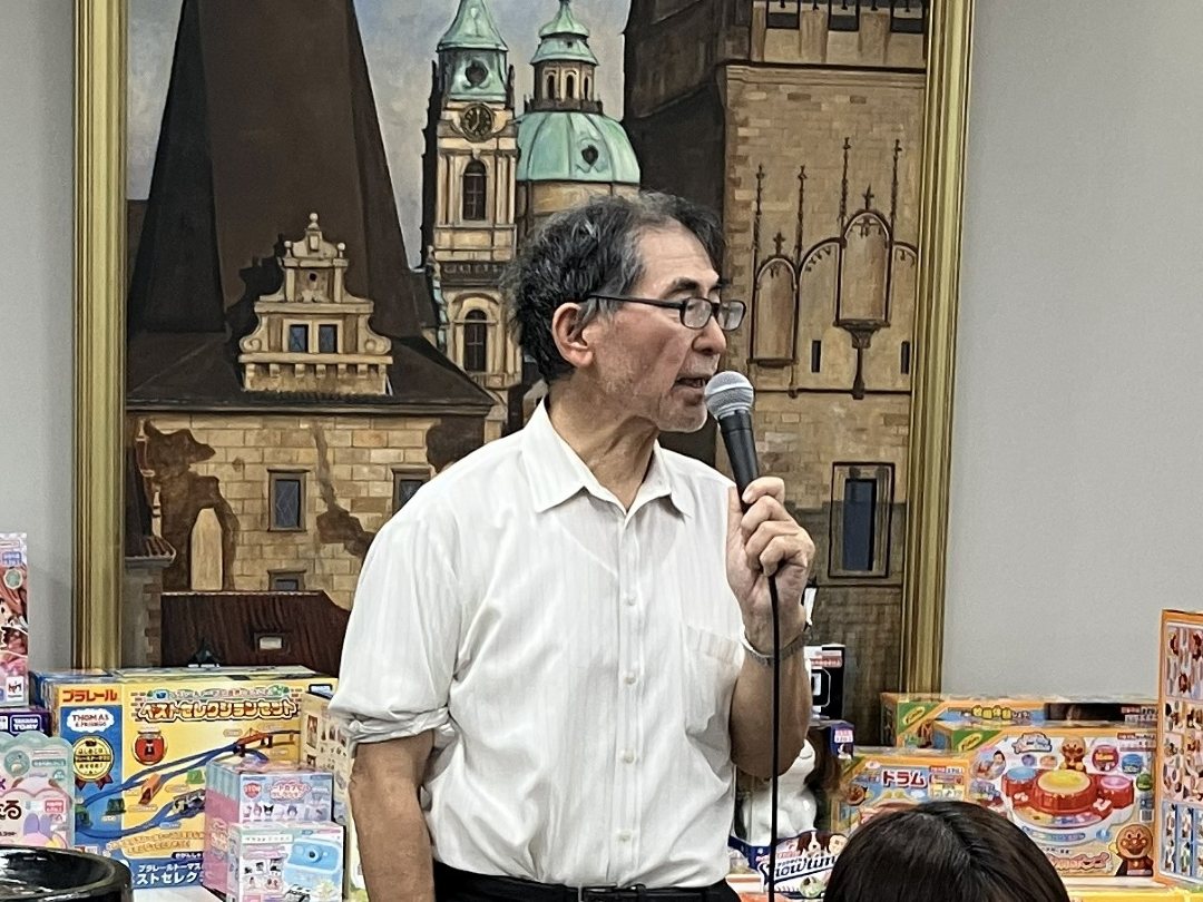 マイクで話す草場先生