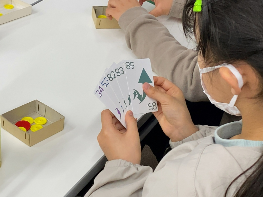 カードを持つ参加者。カードの左上と右下に点字が打たれている。