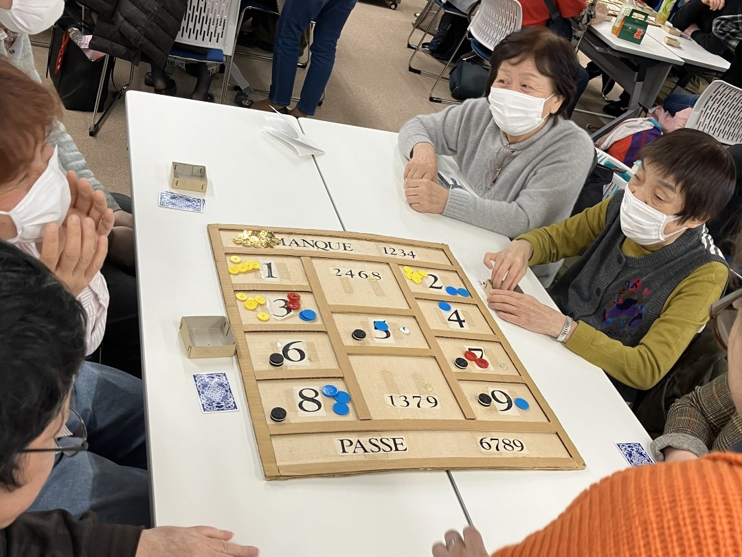 ボードの上に様々な色のチップが載っている