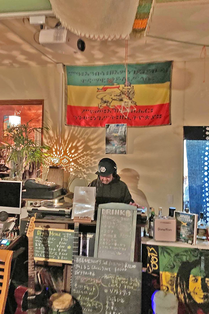 DJブースで、コーヒーなどを販売している様子です