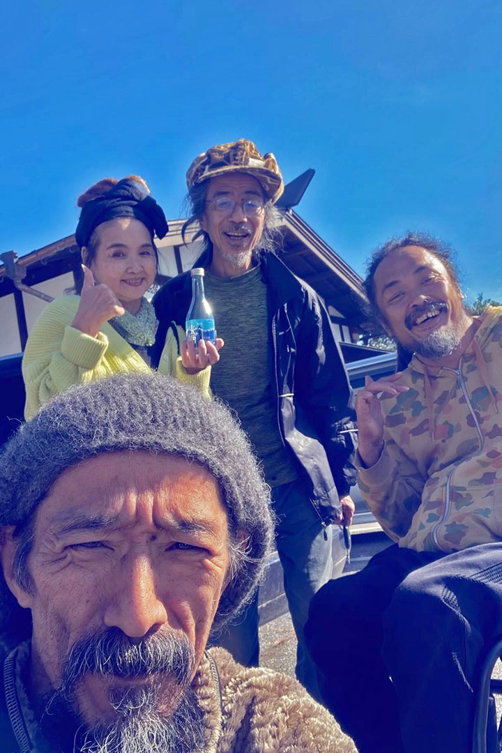 仲間４人と一緒に撮っている様子です