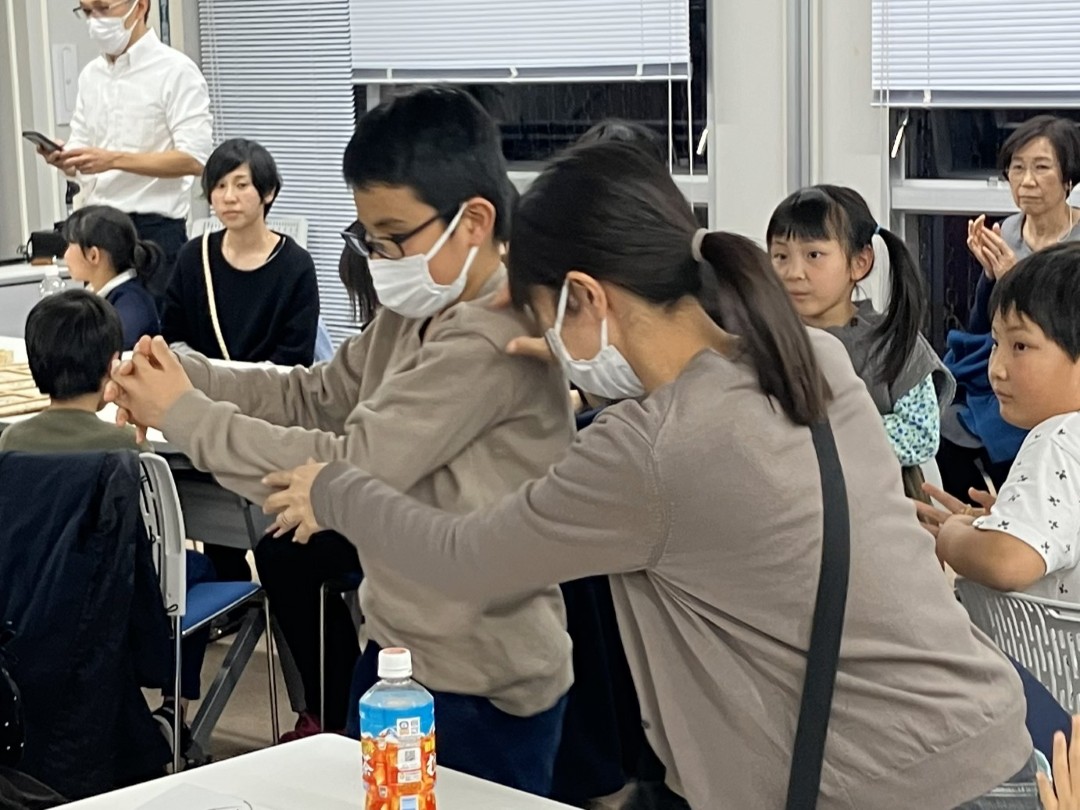 名前を呼ばれ、立ち上がるKさん