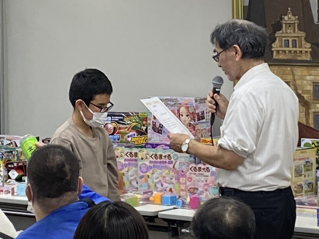 Kさんの前で表彰状を読み上げる草場先生