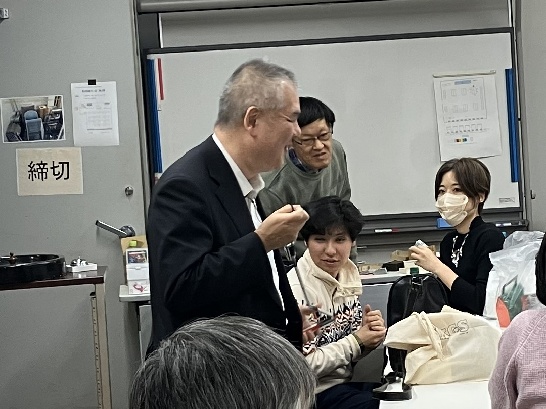 笑顔で立ち上がるDさん