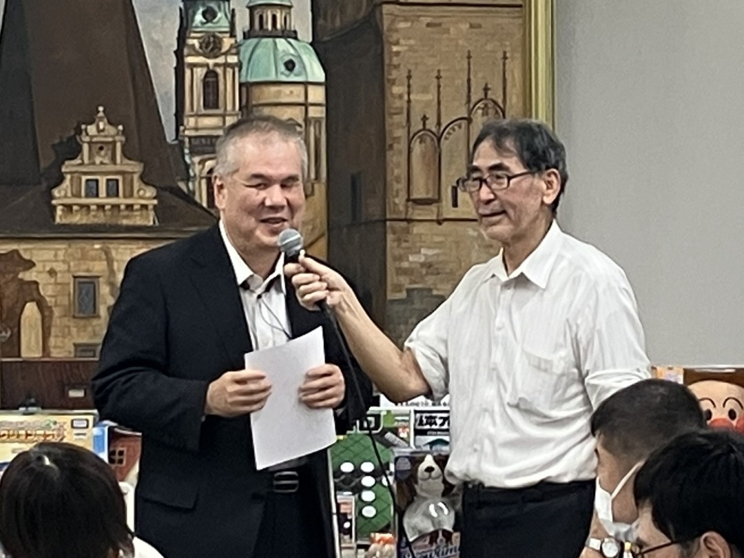 草場先生にマイクを向けられているDさん