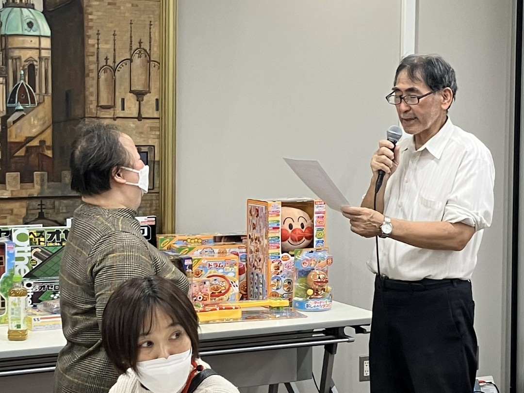 Iさんの前で表彰状を読み上げる草場先生