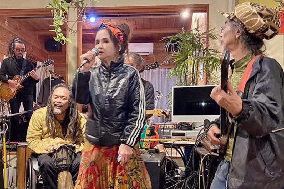 5名が楽しく演奏している様子です。