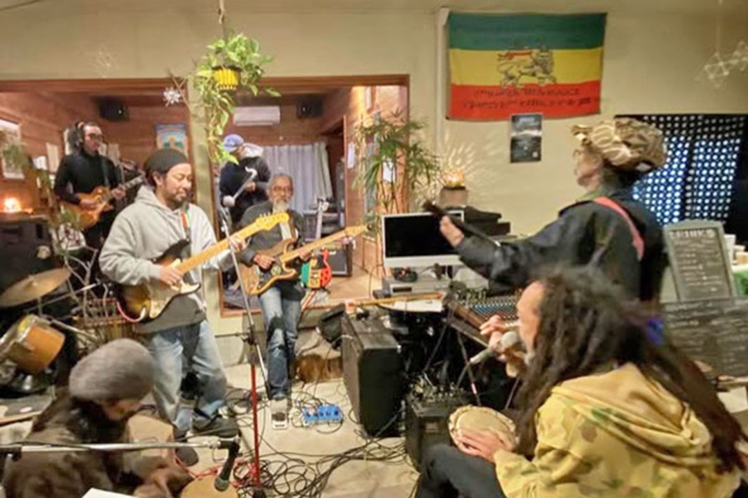 各々が楽器を使用して、楽しく演奏している様子です。