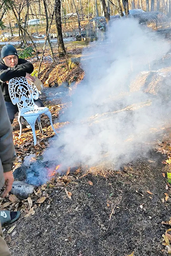 焚き火をしている様子です。