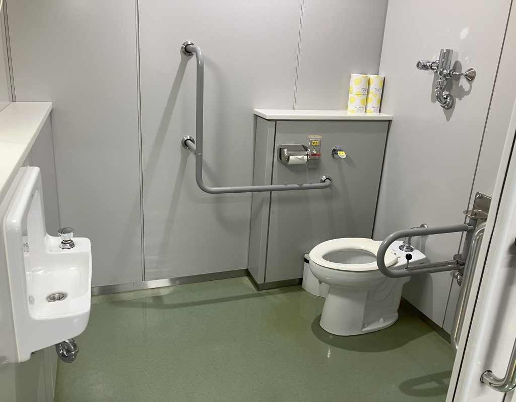 バリアフリートイレ内部の写真。洋式便器と手洗いのみで、ベビーシートとオストメイト対応流しは設置されていない