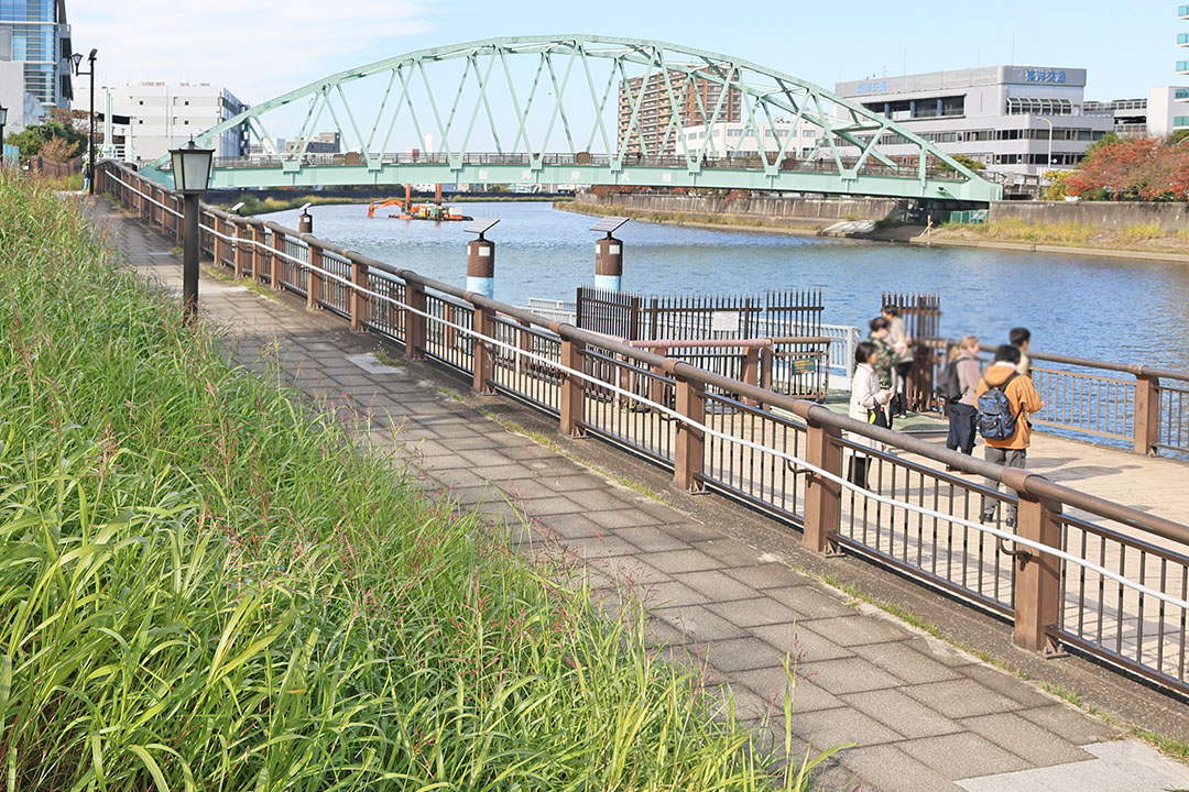 スロープを下っていきます。