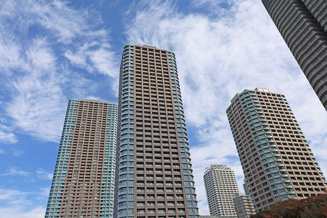 高層ビルを見上げた写真