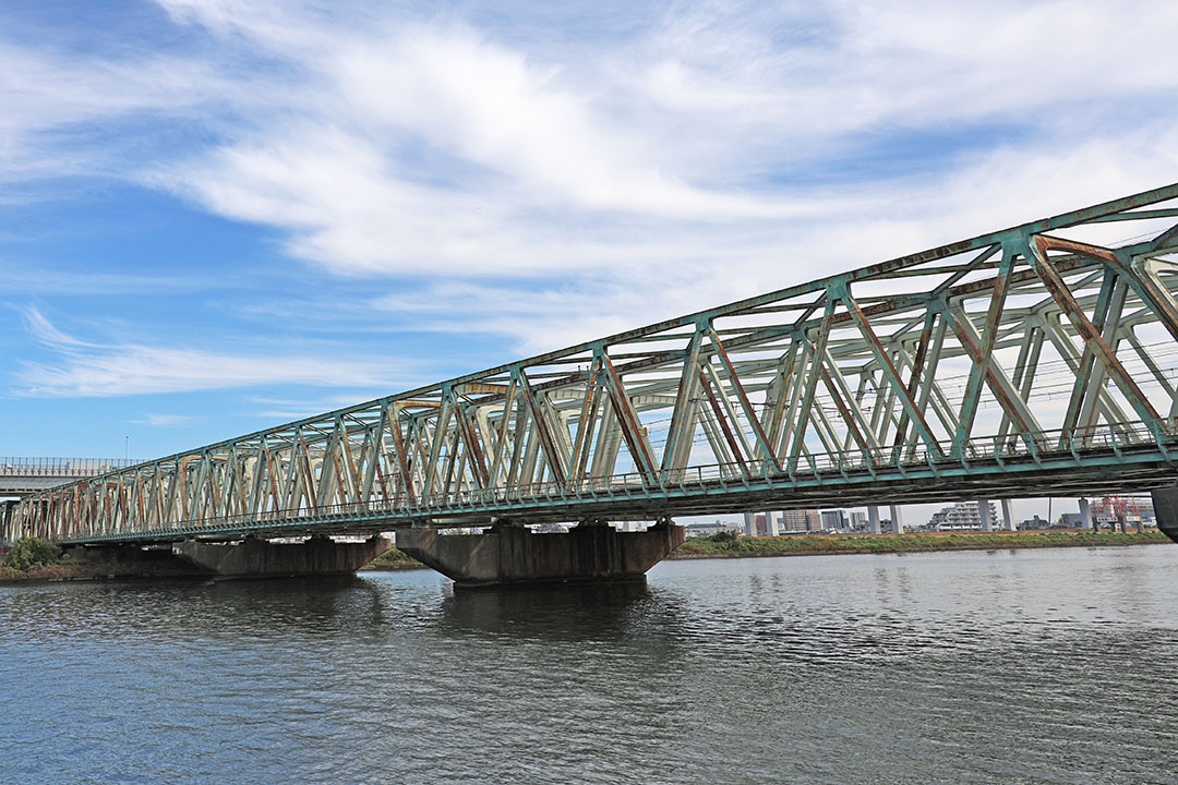 都営新宿線の線路が見えます。