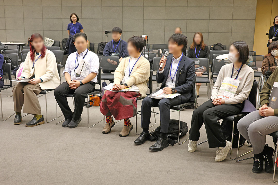 参加者たちがそれぞれ自己紹介をしている１