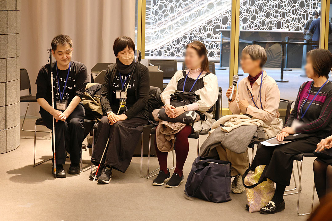 参加者たちがそれぞれ自己紹介をしている２