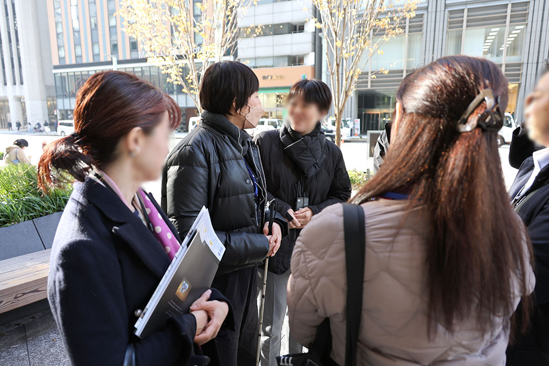 メンバーが感じたことをまりっぺさんに報告しています