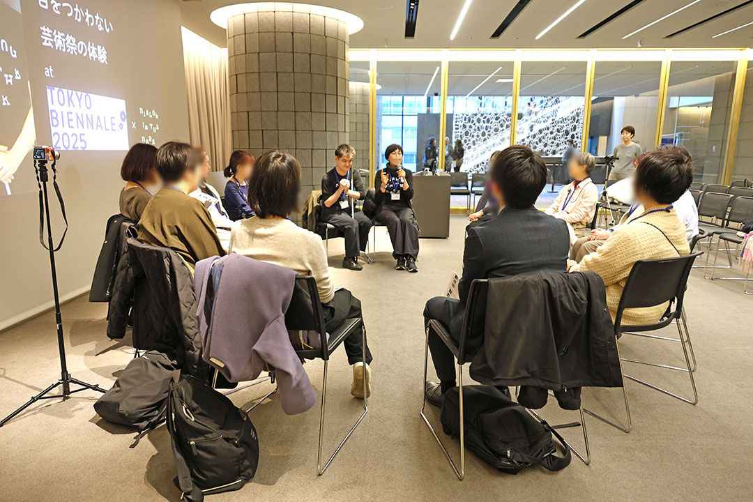 参加者と司会の二人で輪になって意見交換をしています２