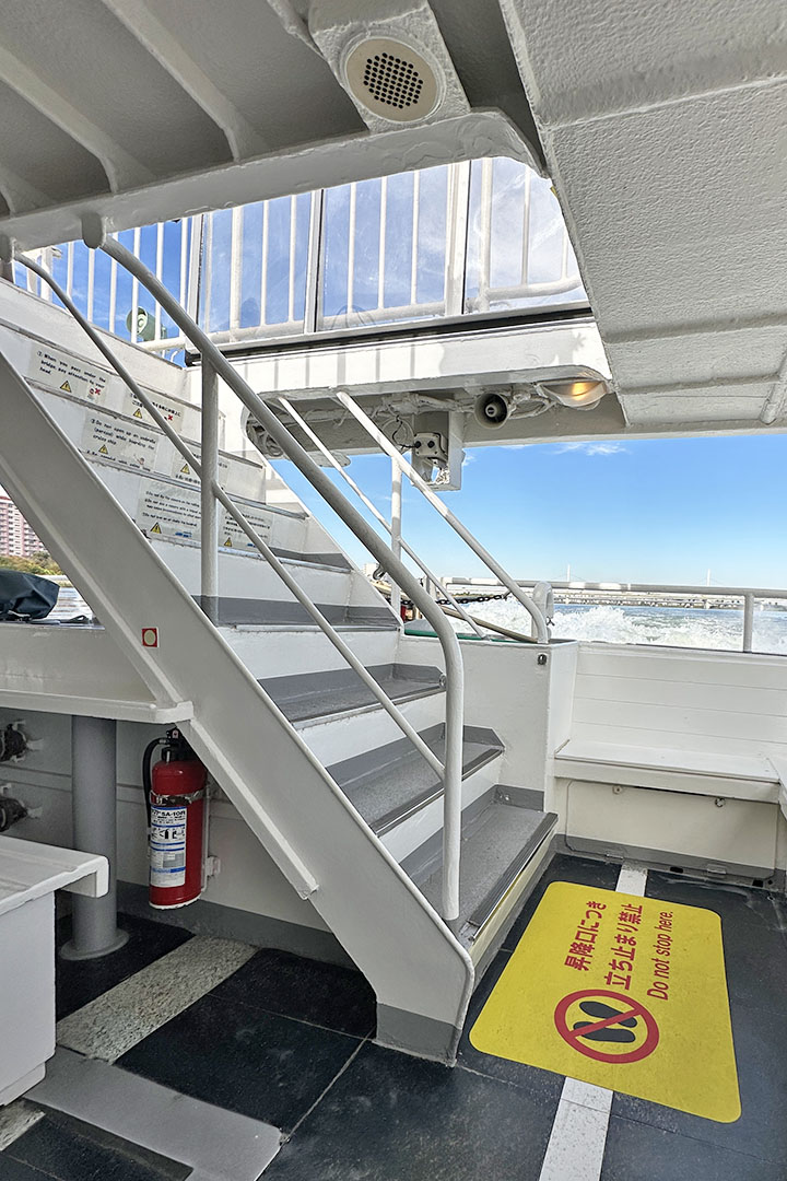 上部デッキに行く階段です。