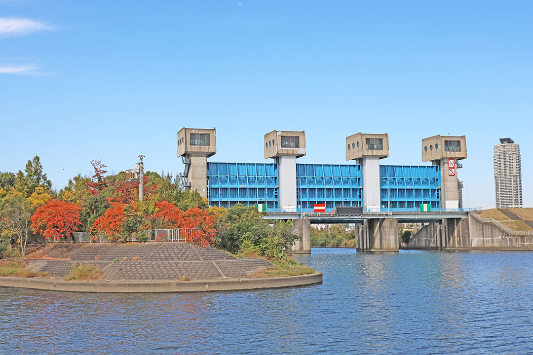 旧岩淵水門（赤水門）と紅葉が綺麗です。