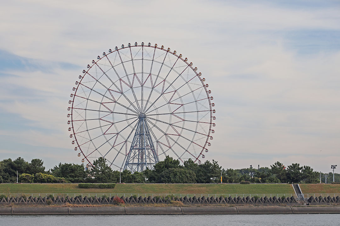 葛西臨海公園の大観覧車が見えます。