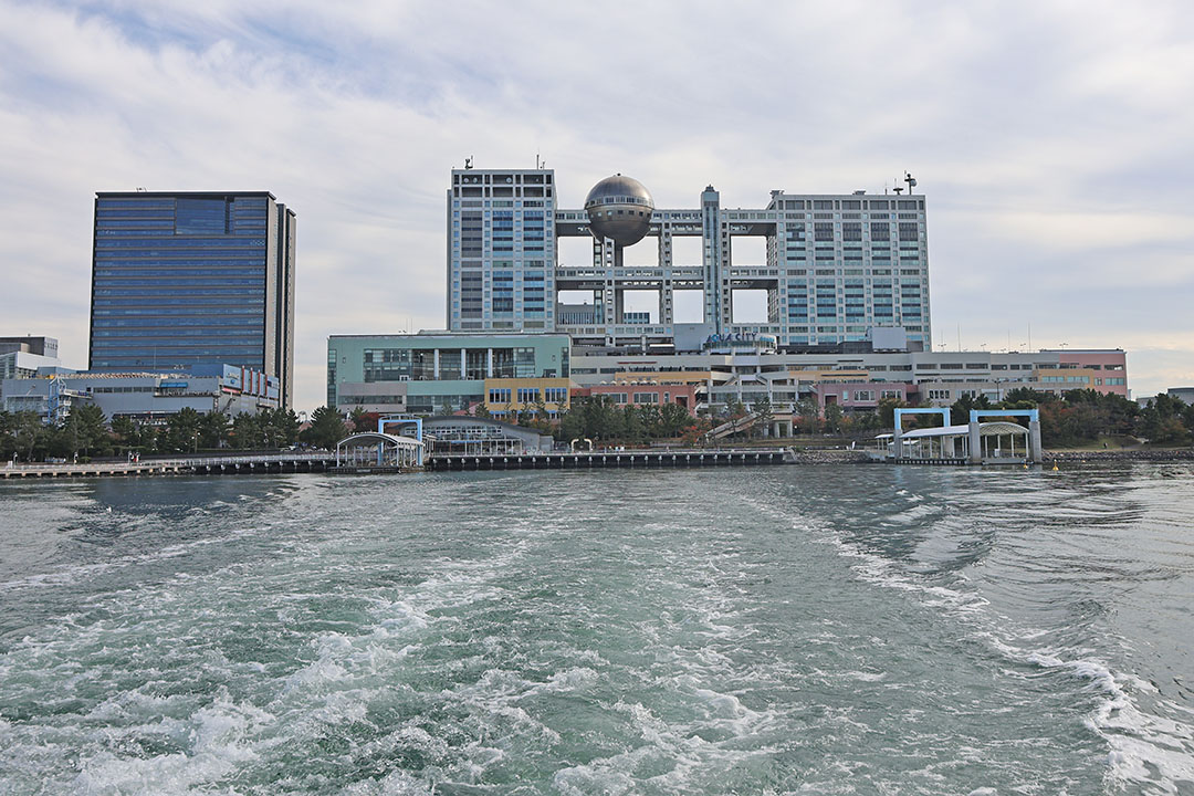 お台場海浜公園に到着。目の前に「フジテレビ」が見えます。