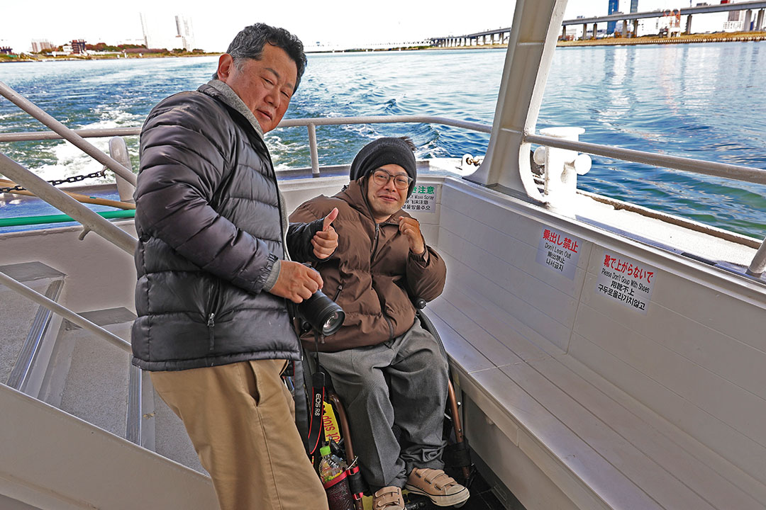 らくゆくスタッフ２名が船内で楽しんでいる様子