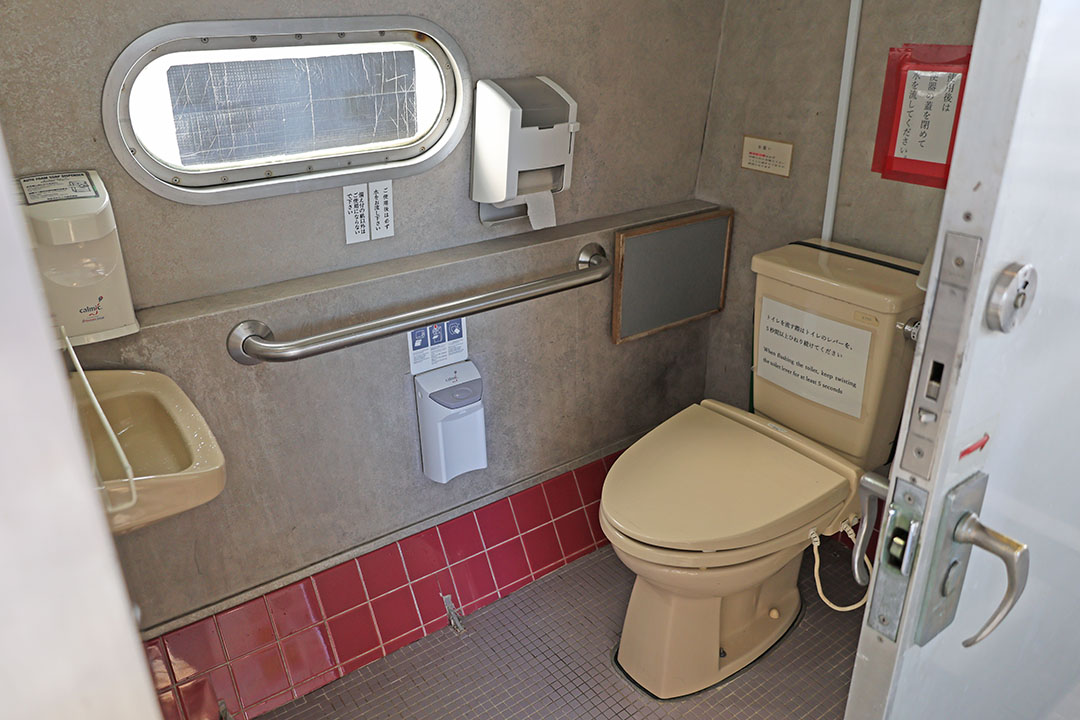 車いす対応トイレ内部の様子です。