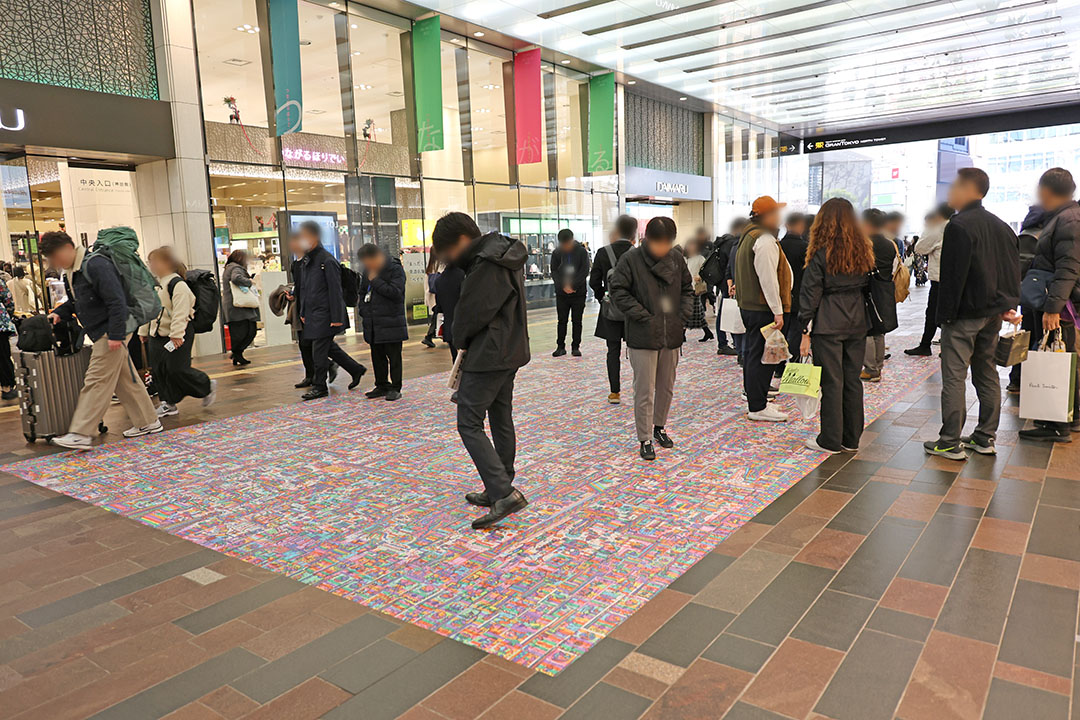 東京駅八重洲北口通路に設置された与那覇俊氏の作品を眺める参加者1