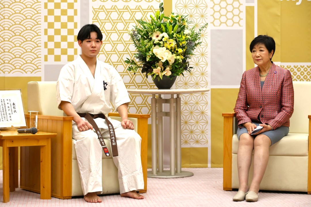 長沢秋貴選手左　小池百合子知事右