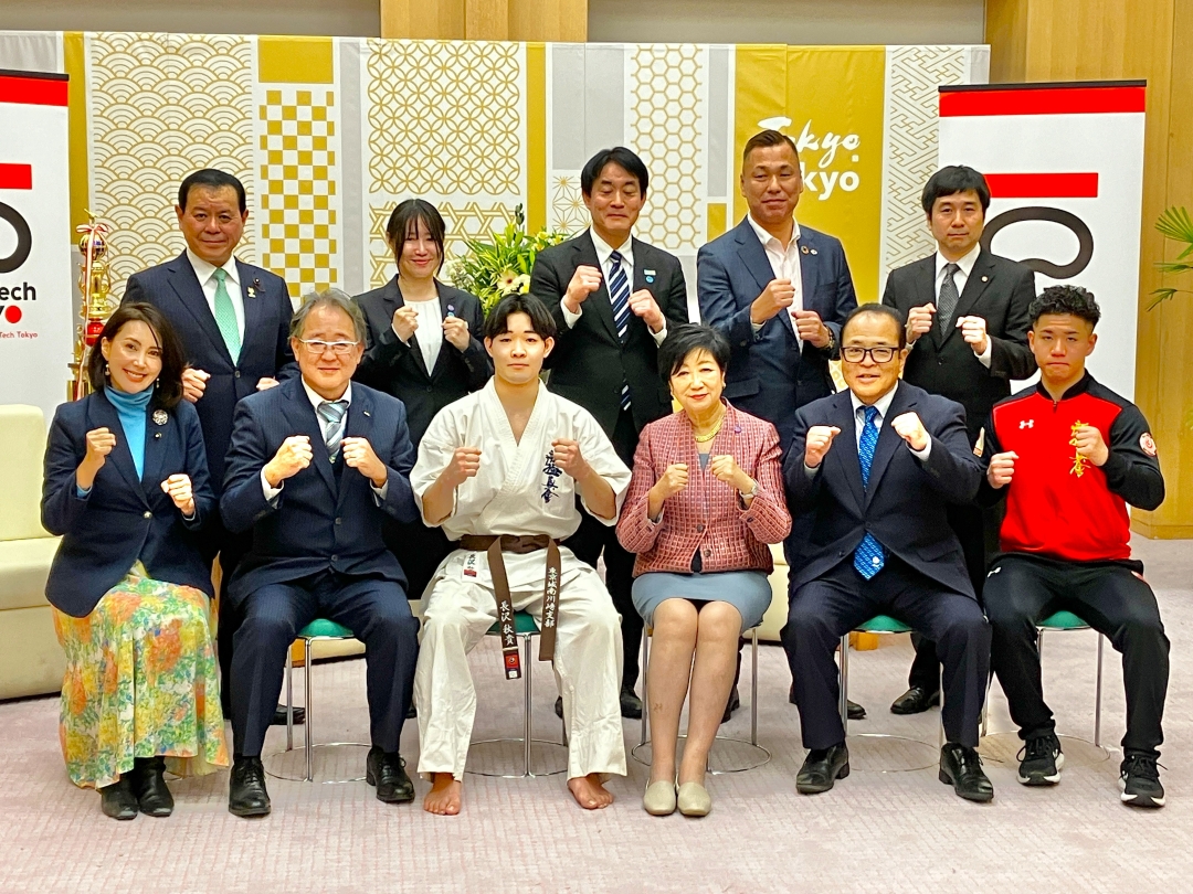 全員でガッツポーズをとる記念写真