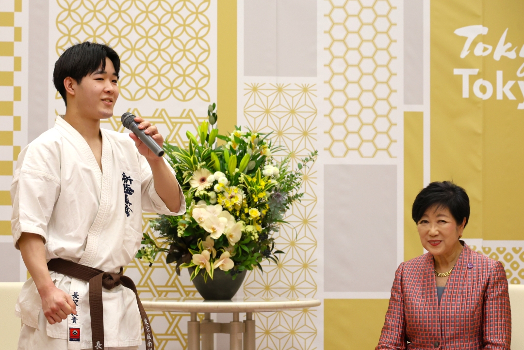 挨拶する長沢選手と見守る都知事