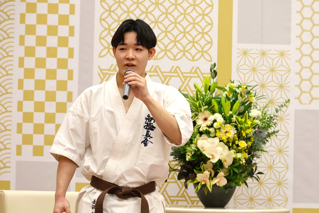 関係者の方を見て挨拶する長沢選手