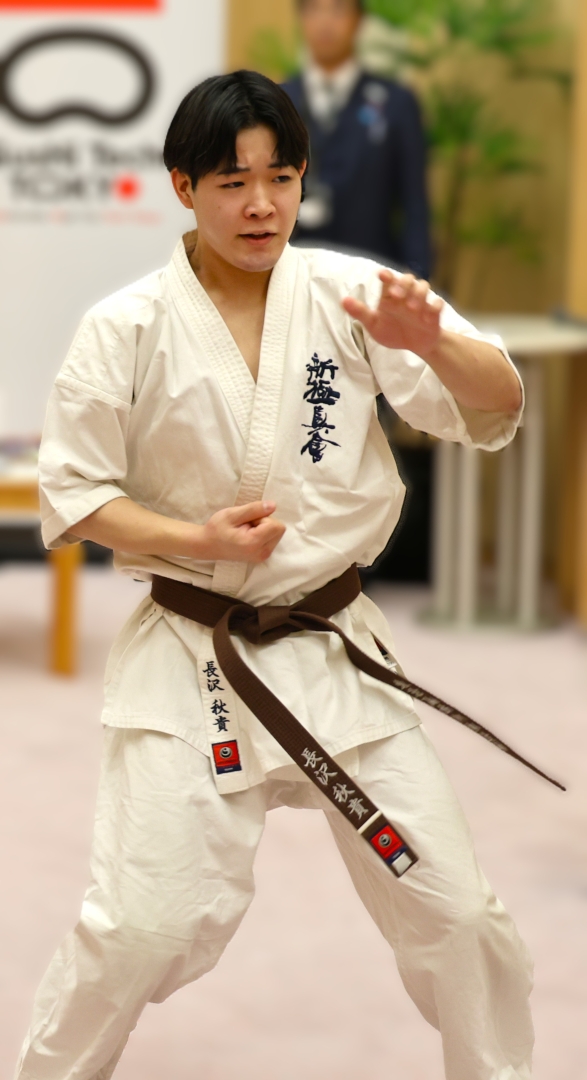 腕を降ろし構える長沢選手