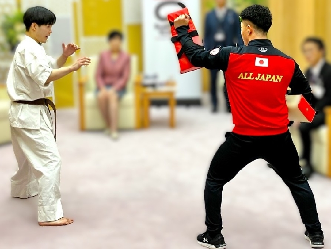 澤井指導員に向い構える長沢選手