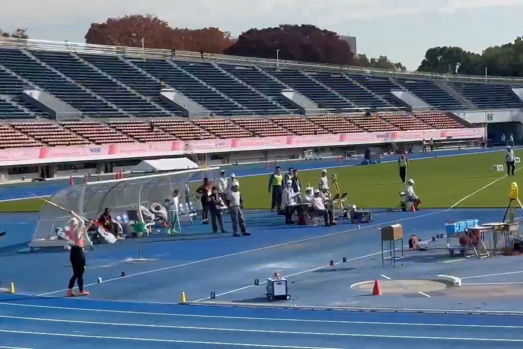 やり投げの助走前に息を整える古川選手
