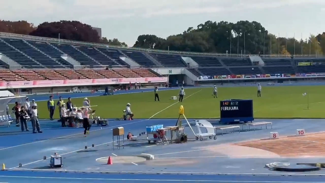 やり投げの助走をしている古川選手