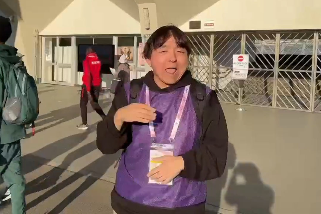 やり投げレポートの意気込みを語る三浦記者