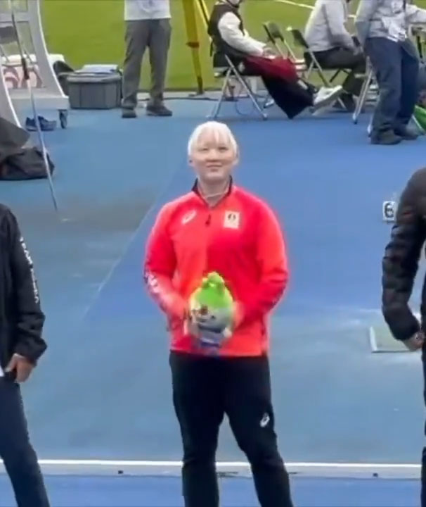 記念品のアップリート君を持つ古川選手