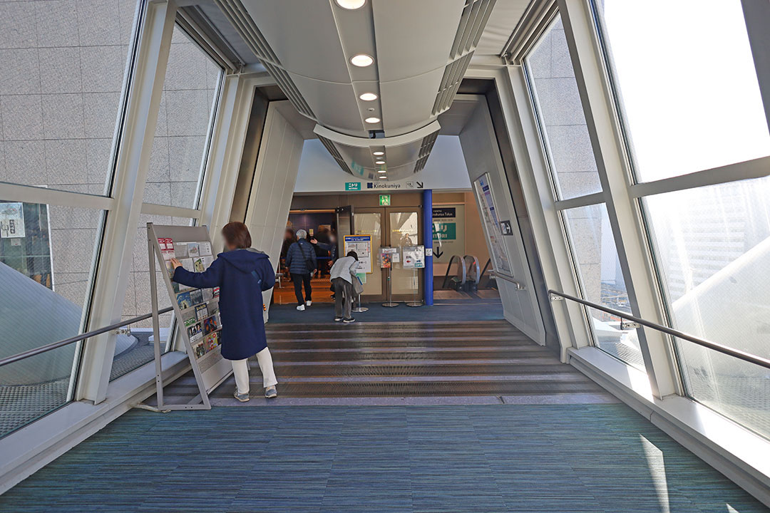 高島屋からつながっている通路から入場している様子