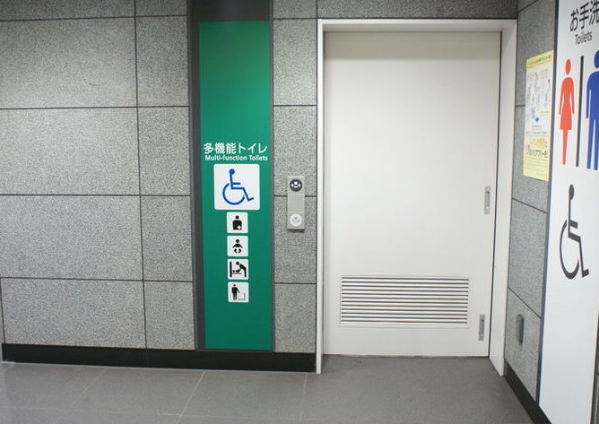 新宿御苑前駅／東京メトロ 丸ノ内線－B1F １番線ホーム 地上ゆきエレベーター付近