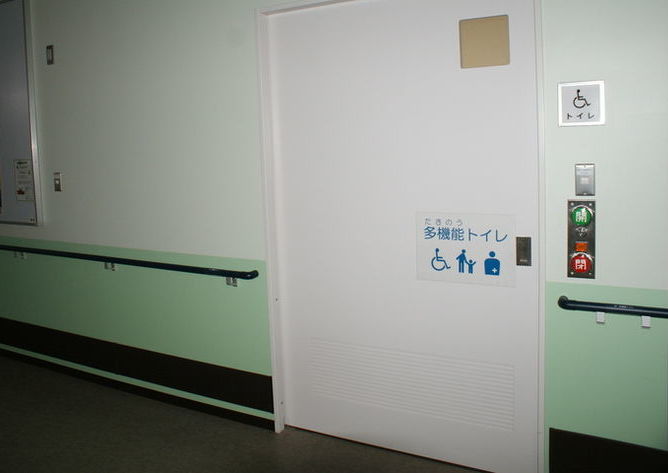 東京都障害者総合スポーツセンター－増築棟 1F 男子トイレ側