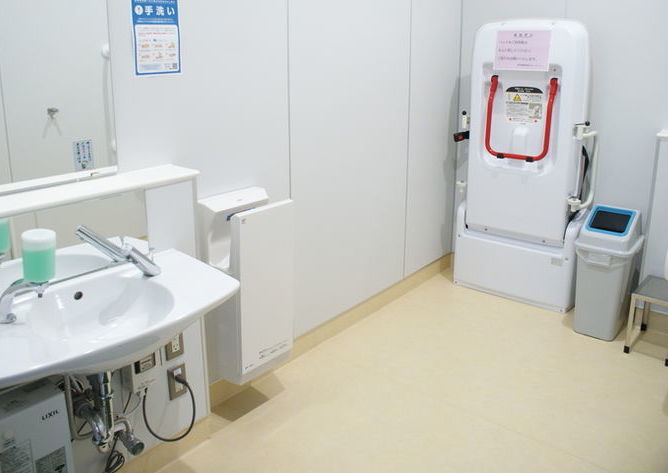 東京都障害者総合スポーツセンター－増築棟 2F 男子トイレ側